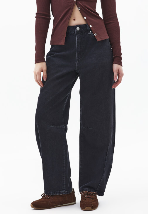 Barrel-Fit Pantolon ve Düğmeli Tişört Kombini