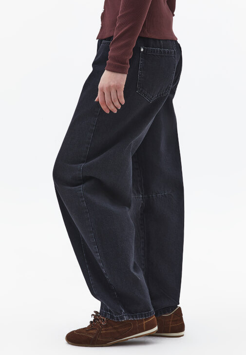 Barrel-Fit Pantolon ve Düğmeli Tişört Kombini