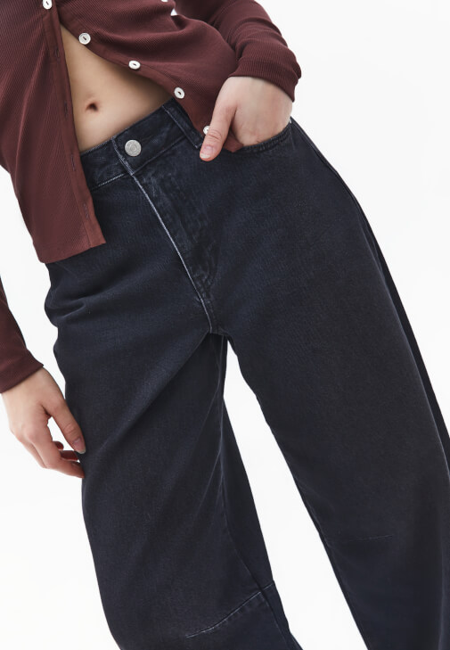 Barrel-Fit Pantolon ve Düğmeli Tişört Kombini