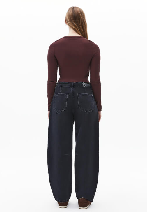 Barrel-Fit Pantolon ve Düğmeli Tişört Kombini