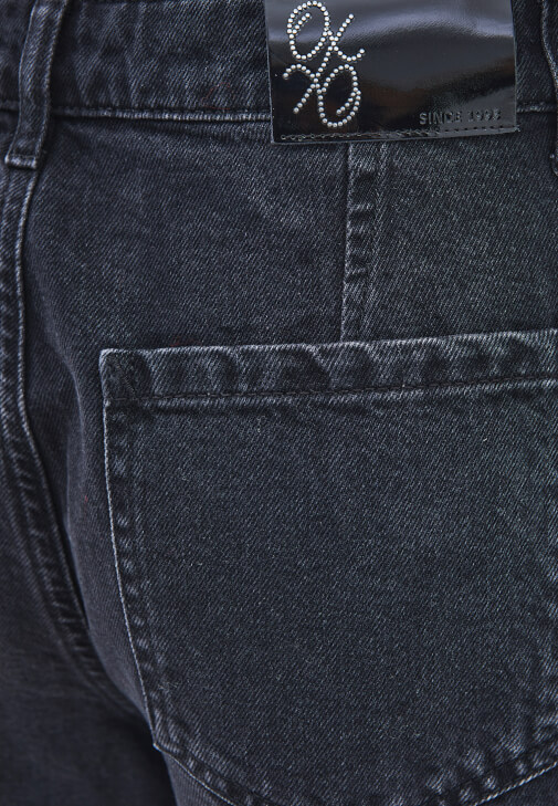 Barrel-Fit Pantolon ve Düğmeli Tişört Kombini