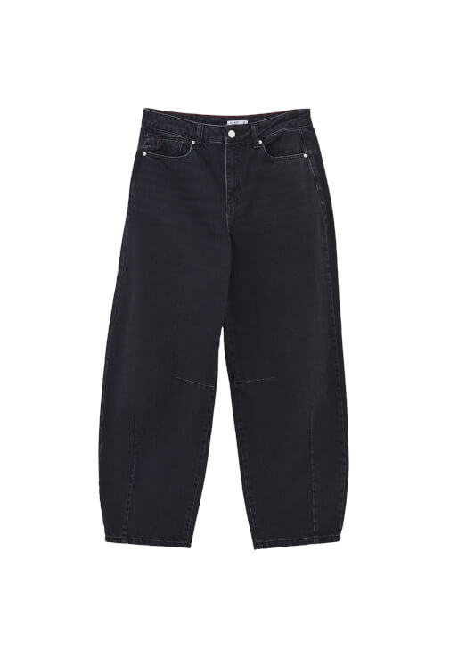 Barrel-Fit Pantolon ve Düğmeli Tişört Kombini