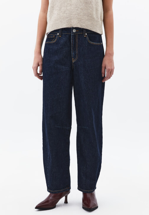 Orta Bel Denim Pantolon ve Süveter Kombini