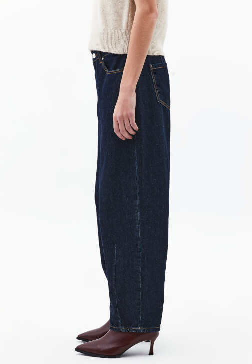 Orta Bel Denim Pantolon ve Süveter Kombini