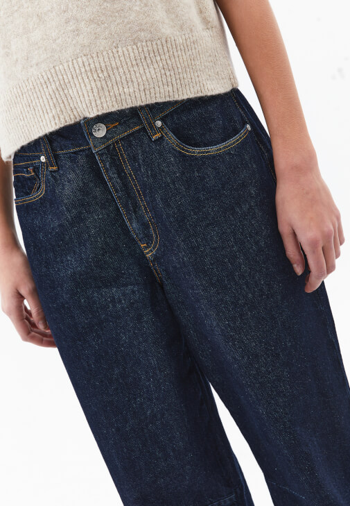 Orta Bel Denim Pantolon ve Süveter Kombini