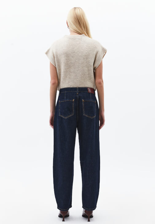 Orta Bel Denim Pantolon ve Süveter Kombini