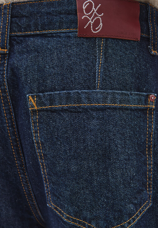 Orta Bel Denim Pantolon ve Süveter Kombini