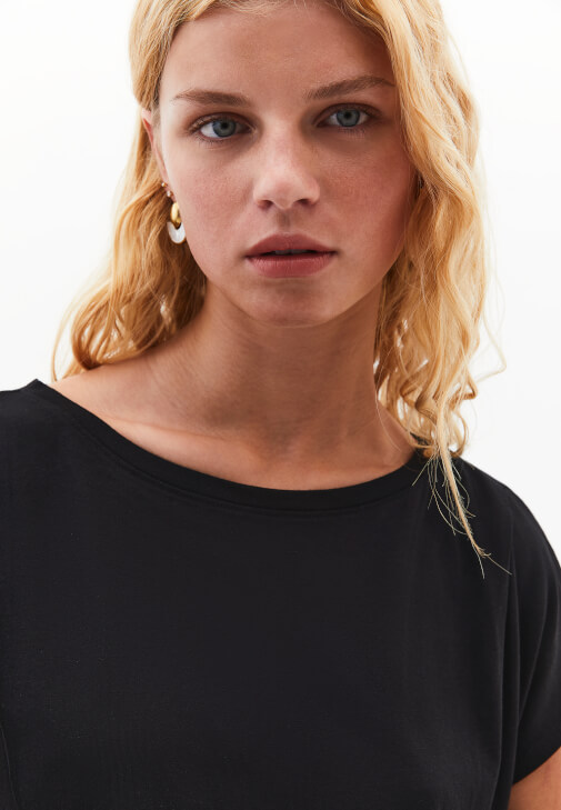 Modal Tişört ve Keten Bermuda Şort Kombini