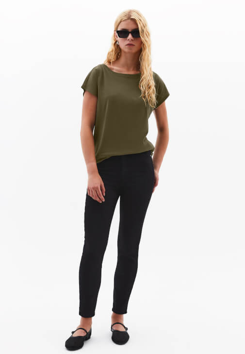 Bot Yaka Tişört ve Skinny-Fit Pantolon Kombini