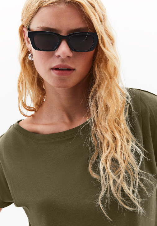 Bot Yaka Tişört ve Skinny-Fit Pantolon Kombini