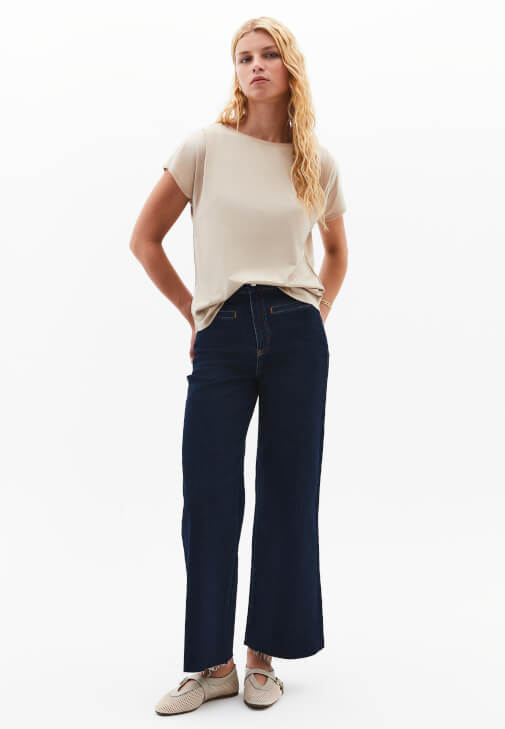 Bot Yaka Tişört ve Denim Bol Paça Pantolon Kombini