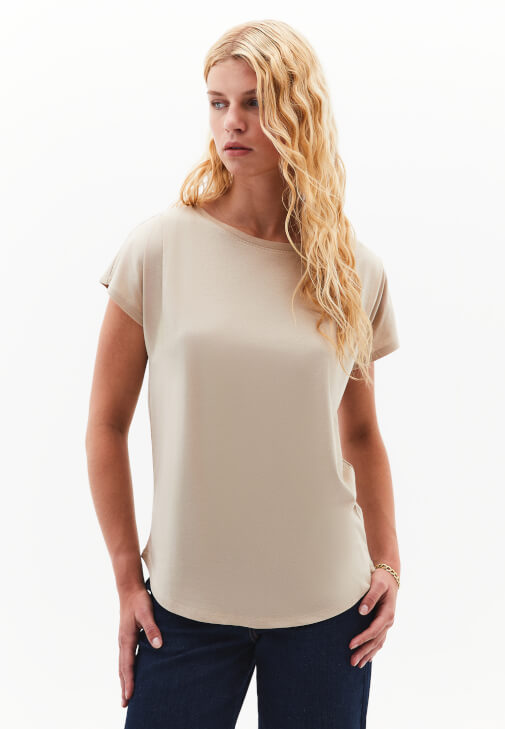 Bot Yaka Tişört ve Denim Bol Paça Pantolon Kombini