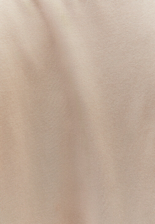 Bot Yaka Tişört ve Denim Bol Paça Pantolon Kombini