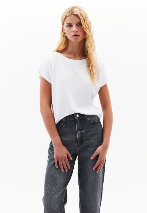 Beyaz Modal Bot Yaka Tişört 