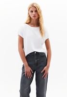 Bayan Beyaz Modal Bot Yaka Tişört 