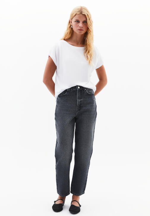 Bot Yaka Tişört ve Mom-Fit Pantolon Kombini