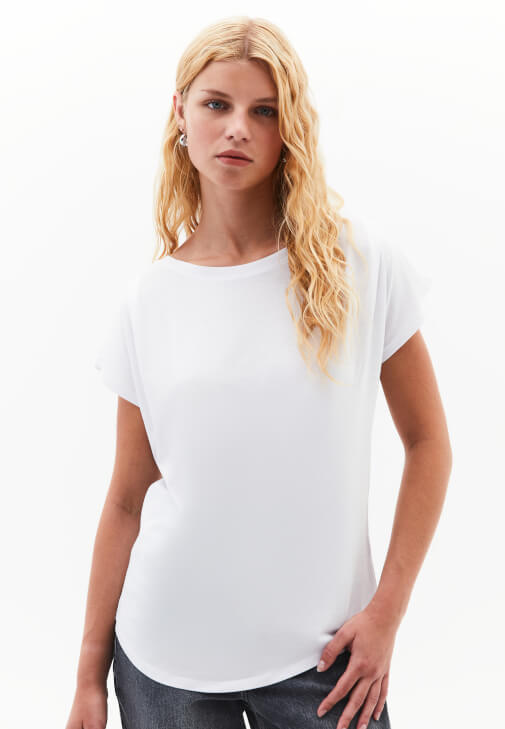 Bot Yaka Tişört ve Mom-Fit Pantolon Kombini