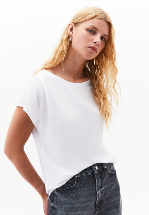 Bot Yaka Tişört ve Mom-Fit Pantolon Kombini