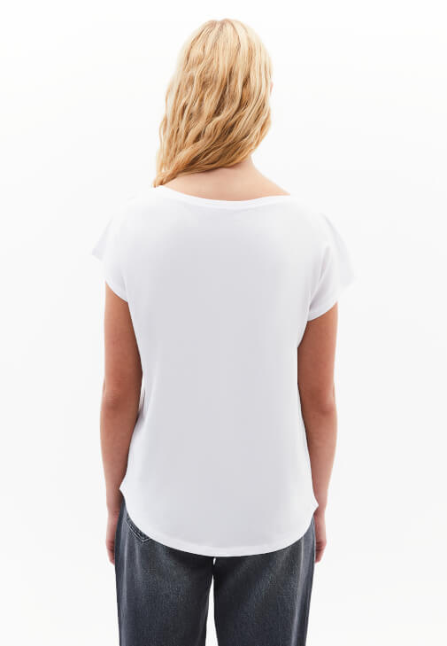 Bot Yaka Tişört ve Mom-Fit Pantolon Kombini