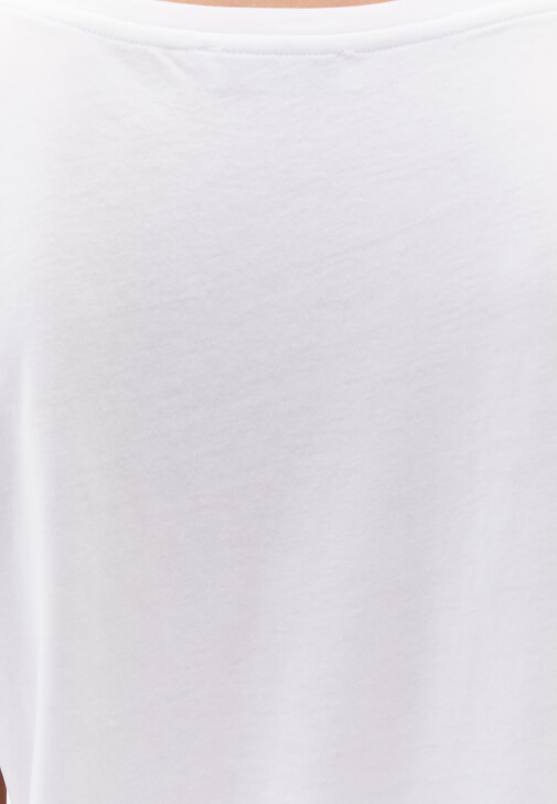 Bot Yaka Tişört ve Mom-Fit Pantolon Kombini