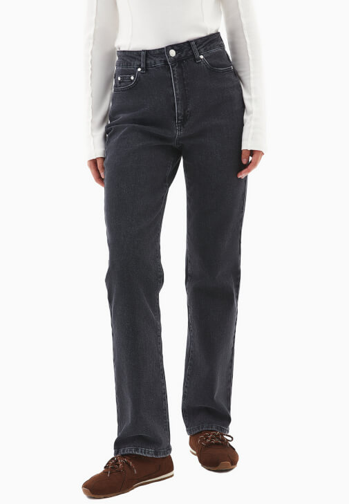 Denim Pantolon ve Trençkot Kombini