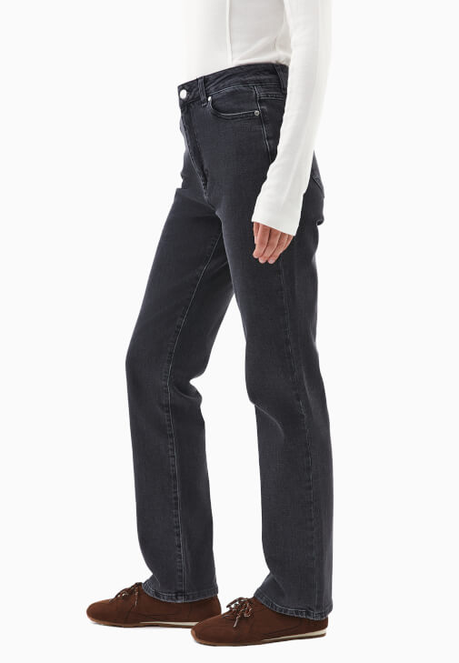 Denim Pantolon ve Trençkot Kombini