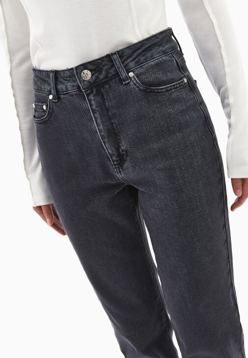 Denim Pantolon ve Trençkot Kombini