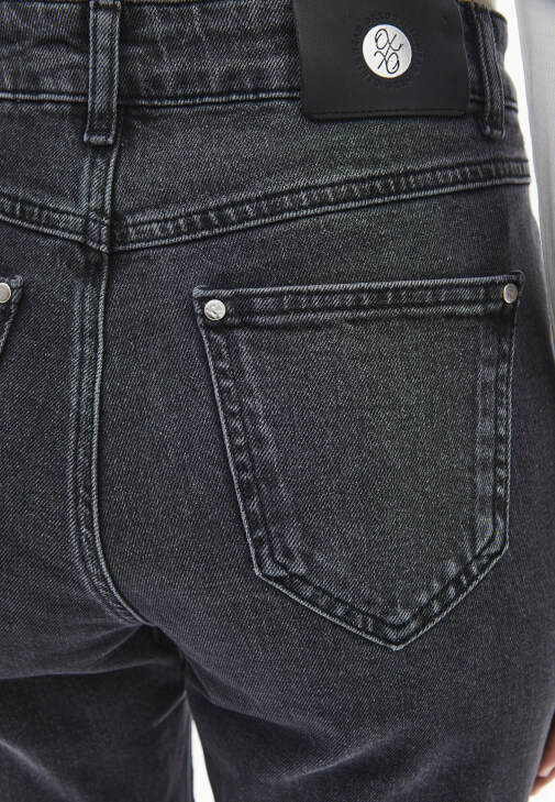 Denim Pantolon ve Trençkot Kombini