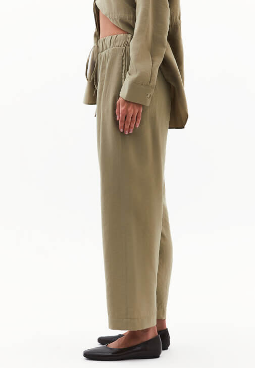 Modal Pantolon ve Kare Yaka Atlet Kombini