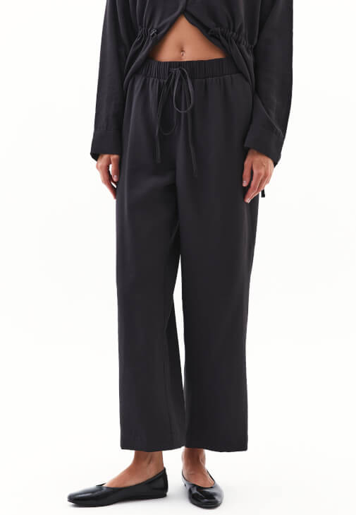 Modal Pantolon ve Bot Yaka Tişört Kombini