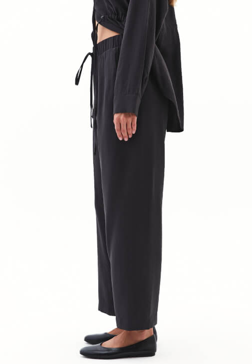 Modal Pantolon ve Bot Yaka Tişört Kombini