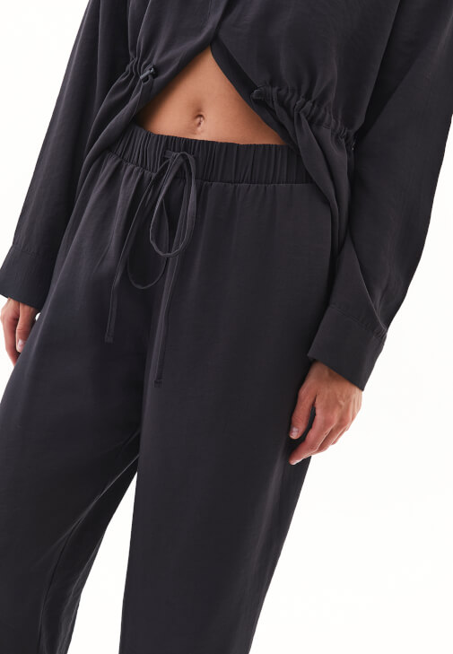 Modal Pantolon ve Bot Yaka Tişört Kombini