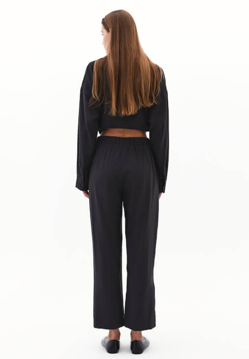 Modal Pantolon ve Bot Yaka Tişört Kombini