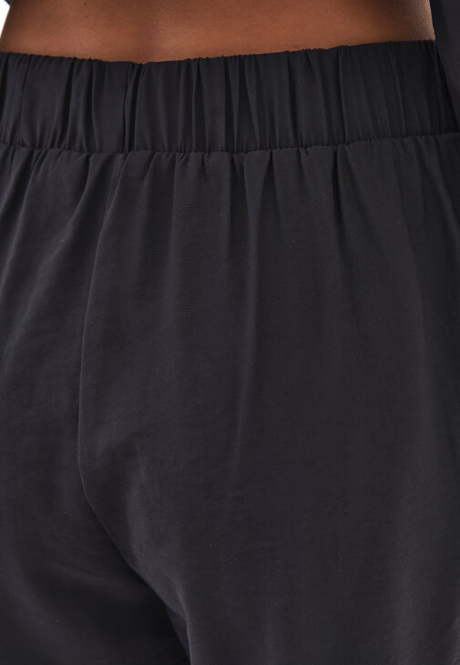 Modal Pantolon ve Bot Yaka Tişört Kombini