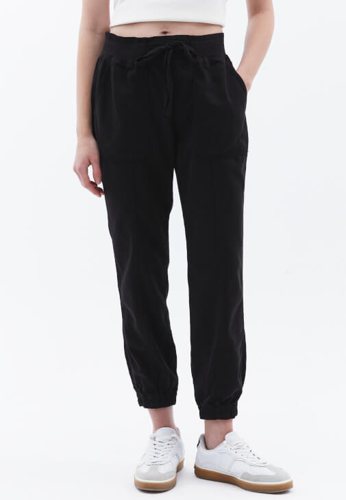 Tencel Jogger Pantolon ve Bot Yaka Tişört Kombini