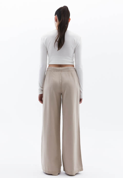 Orta Bel Pantolon ve Bot Yaka Kazak Kombini