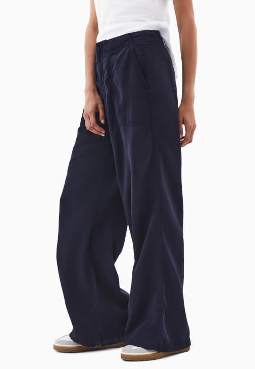 Tencel Pantolon ve V Yaka Tişört Kombini