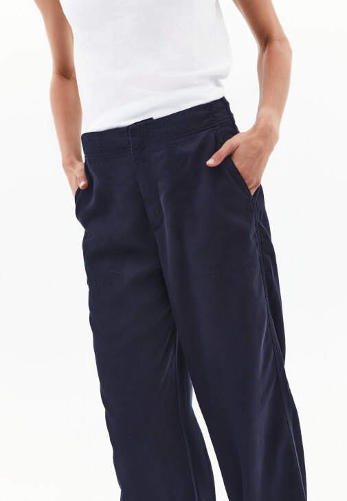 Tencel Pantolon ve V Yaka Tişört Kombini