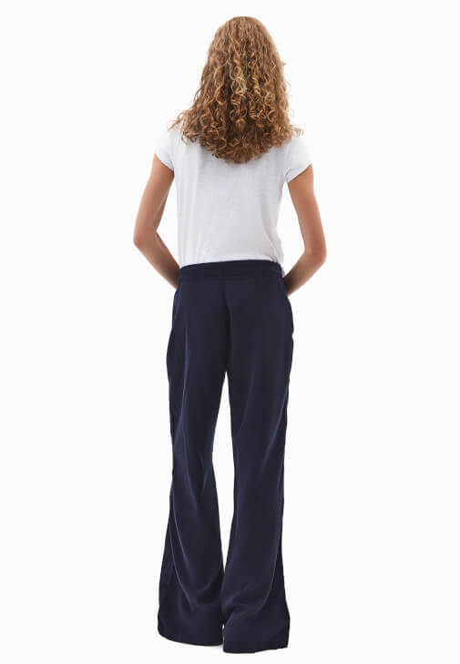 Tencel Pantolon ve V Yaka Tişört Kombini