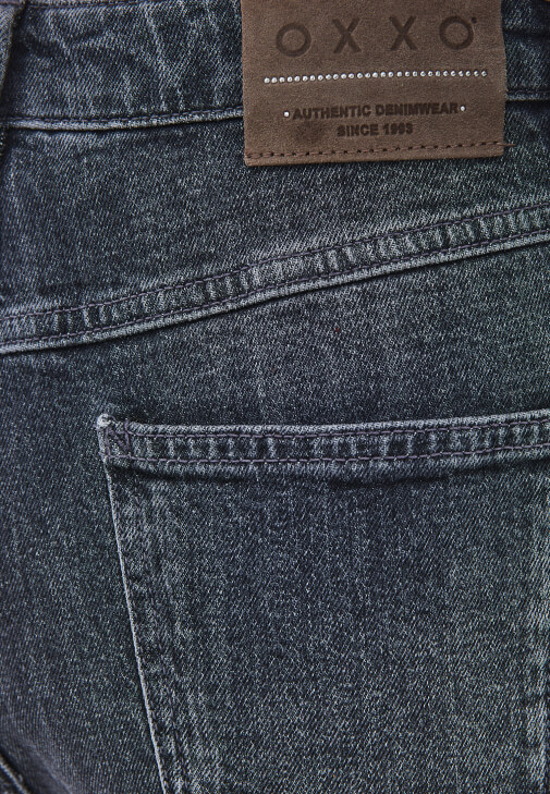 Denim Pantolon ve Düğmeli Bluz Kombini