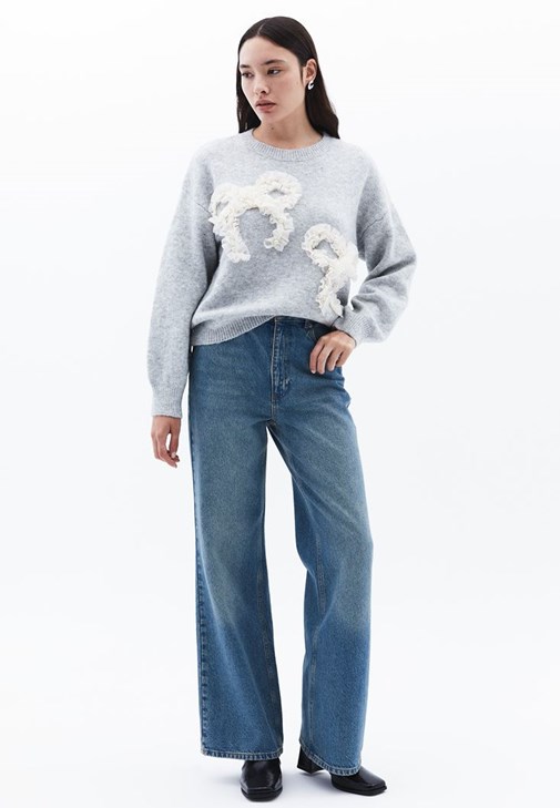  Yün Karışımlı Kazak ve Denim Pantolon Kombini