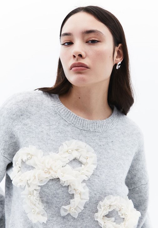 Yün Karışımlı Kazak ve Denim Pantolon Kombini