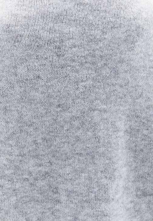 Yün Karışımlı Kazak ve Denim Pantolon Kombini