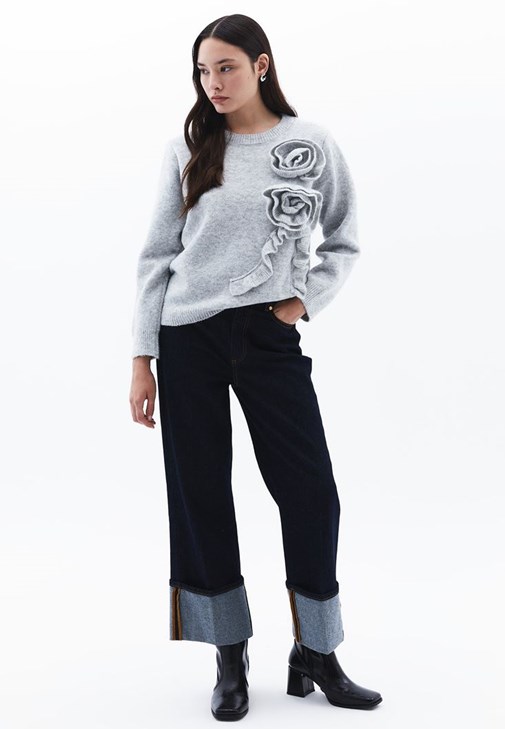 Gül Detaylı Kazak ve Pantolon Kombini