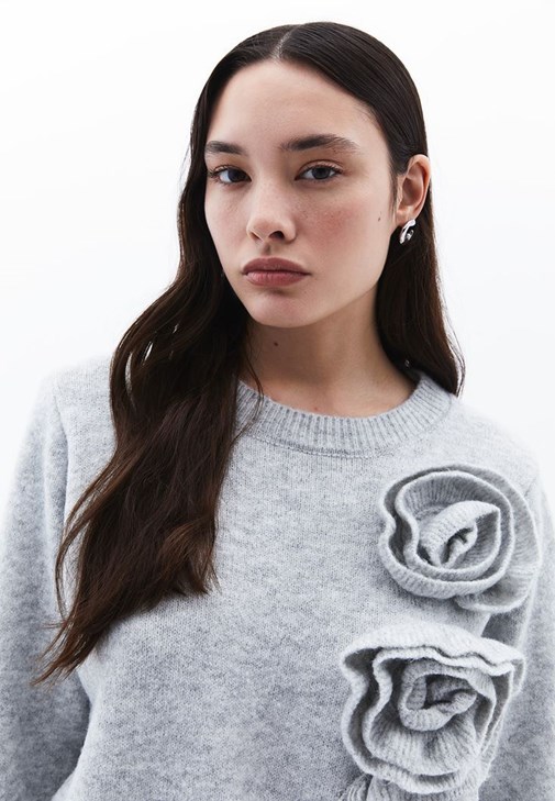 Gül Detaylı Kazak ve Pantolon Kombini