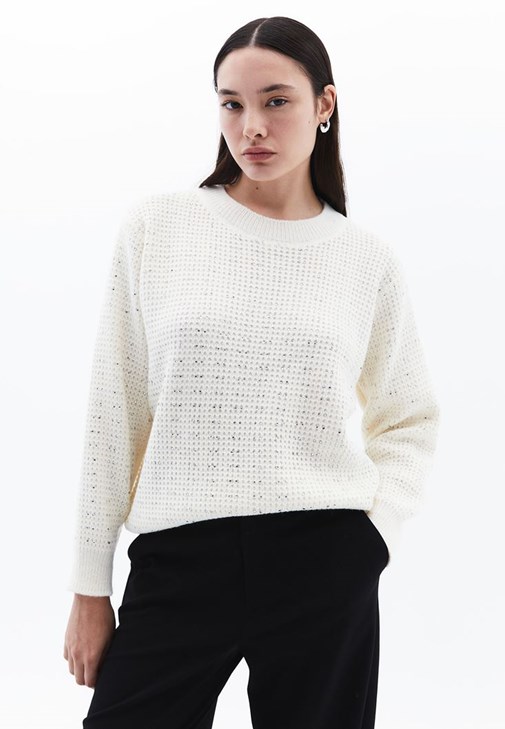 Krem Yumuşak Dokulu Taş Detaylı Kazak