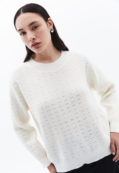 Taş Detaylı Kazak ve Wide-Leg Pantolon Kombini