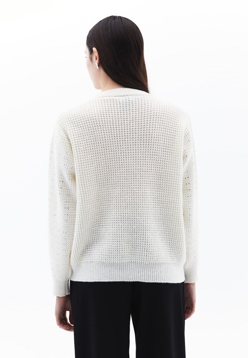 Taş Detaylı Kazak ve Wide-Leg Pantolon Kombini