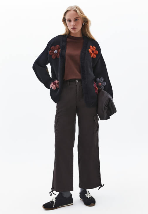 Hırka ve Deri Jogger Pantolon Kombini