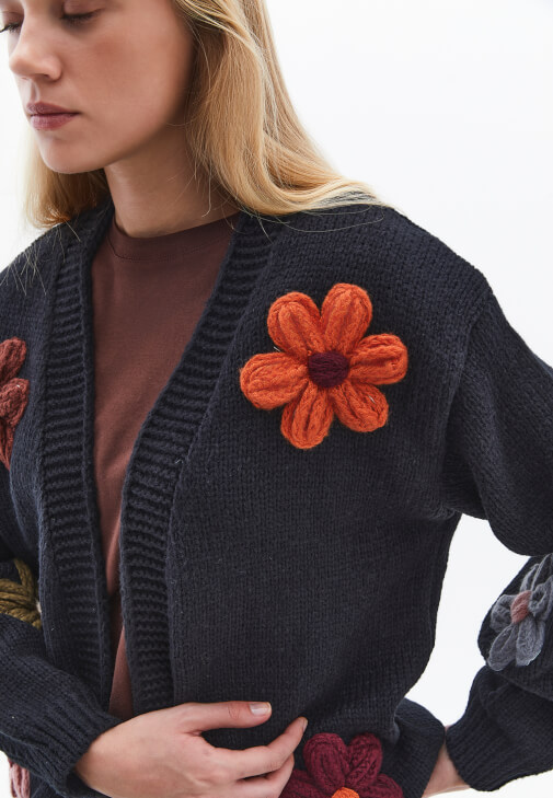 Hırka ve Deri Jogger Pantolon Kombini